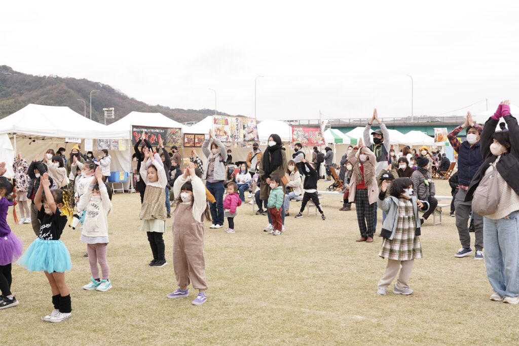 あそぼうフェスタふくやま2022 芦田川かわまち広場の会場全景