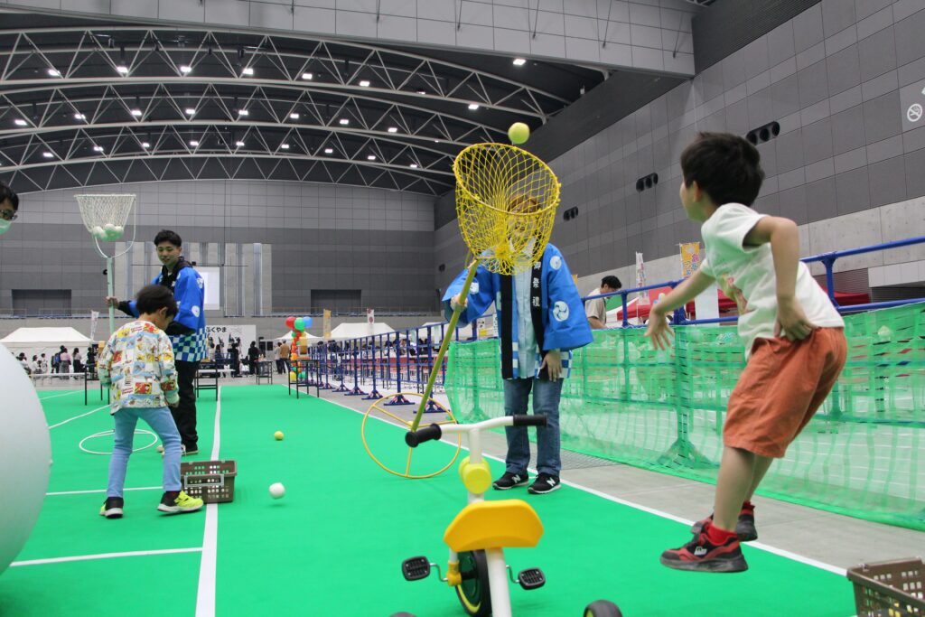 あそぼうフェスタふくやま2025 ビッグ・ローズの会場全景