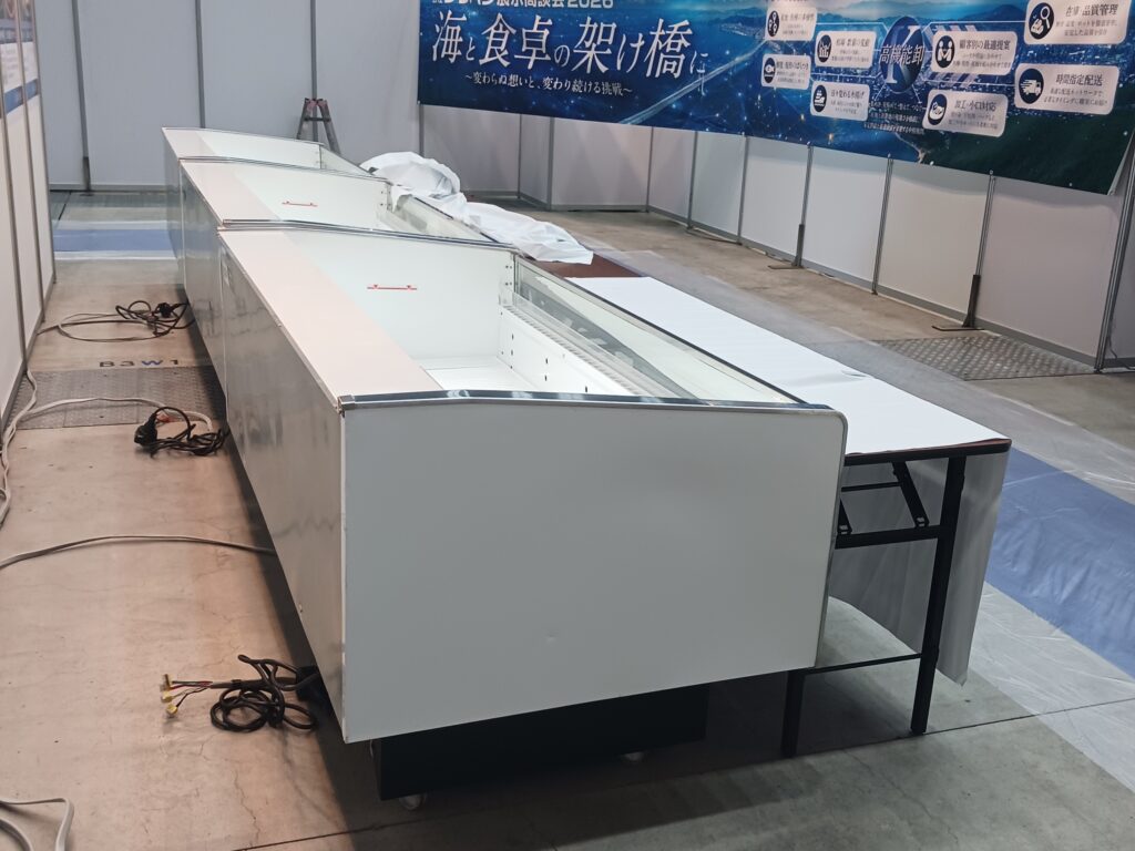クラハシ展示商談会2026で設営した展示ブース。展示会用のパネルやテーブル、備品を設置した会場の様子。
