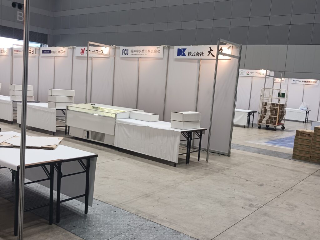 クラハシ展示商談会2026で設営した展示ブース。展示会用のパネルやテーブル、備品を設置した会場の様子。